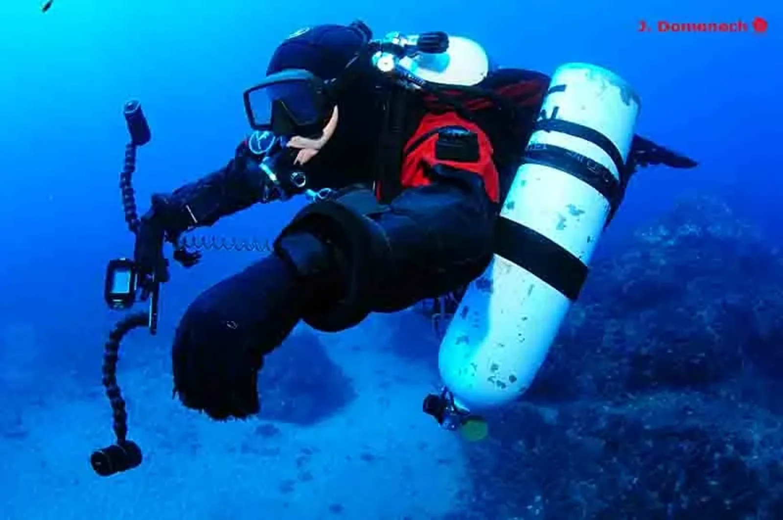 Buceador en un entorno de baja luz que marca la transición hacia el buceo técnico
