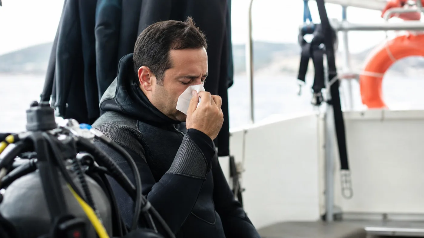 Buceador hidratándose correctamente durante una jornada de buceo